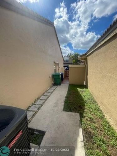 6245 175th Ter, Hialeah FL  33015-4438 exterior