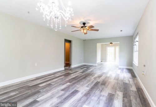 21 Kelly Dr, West Deptford NJ  08096-6711 exterior