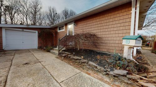 18 Kayron Dr, Hauppauge, NY 11779-1961