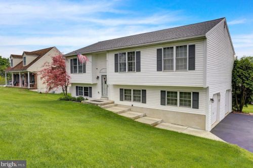 412 Indian Manor Dr, Dauberville, PA 19533-8605