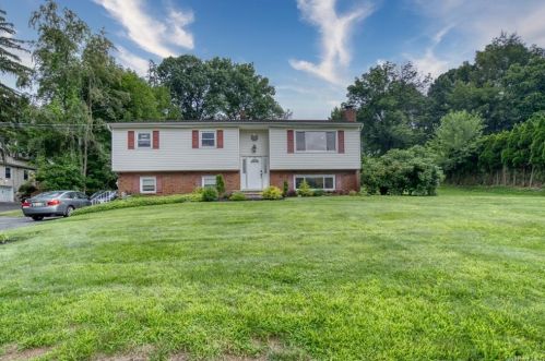 63 Cragmere Rd, Airmont, NY 10901-7524