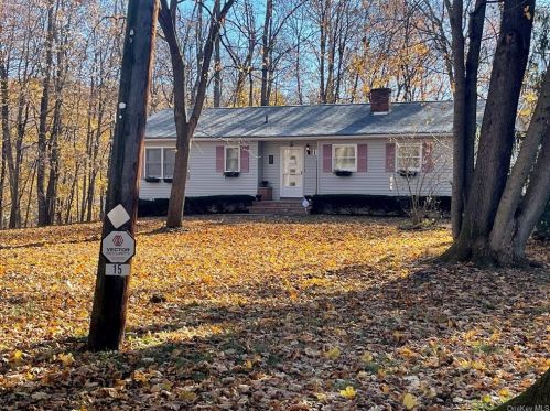 15 Needle Ln, Poughkeepsie, NY 12603-4813
