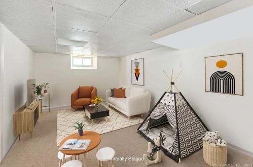 5 Van Buren Cir, Stamford CT  06906-2421 exterior