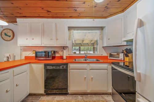 44 Roberts Cove Rd, Wakefield NH  03872-4741 exterior