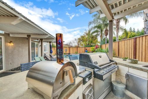 585 Topeka Ln, Vacaville CA 95687-4353 exterior