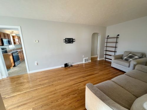 556 Beatty St, Grove City, PA 16127-1402