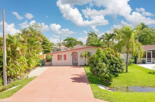 747 102nd Ave, Naples, FL 34108-3214