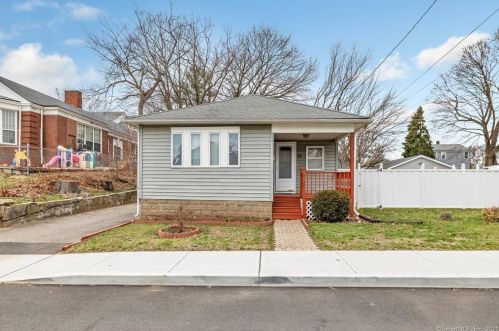 21 Matthews St, Milford, CT 06460-5046