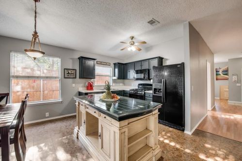 1013 Greenbend Dr, Denton TX  76210-8677 exterior