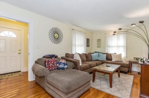 9 Peck St, North Haven CT  06473-2308 exterior