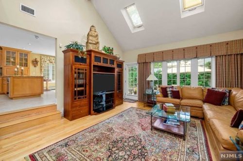 30 Oak Dr, Upper Saddle River NJ  07458-2132 exterior