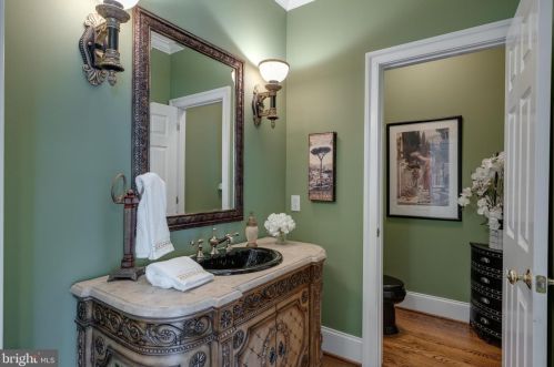 466 Black Swan Ln, Berwyn PA  19312-1908 exterior