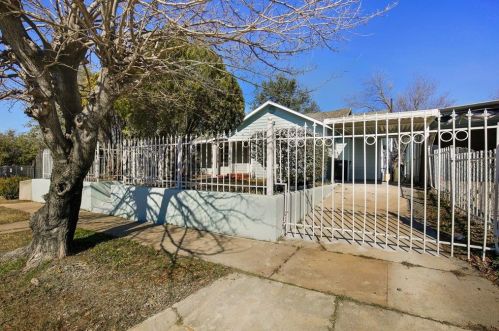 2916 27th St, Fort Worth, TX 76106-4945
