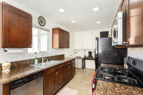 288 Lustrosos St, Oceanside CA  92057-5237 exterior