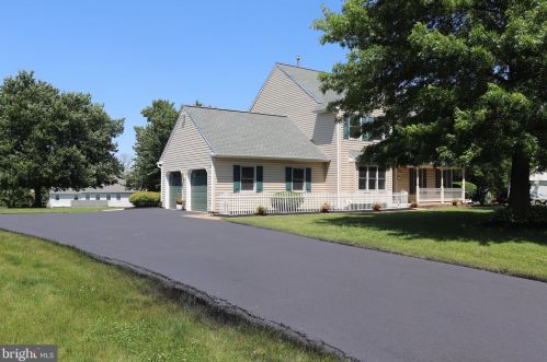 1405 Golf Dr, Gilbertsville, PA 19525-8818
