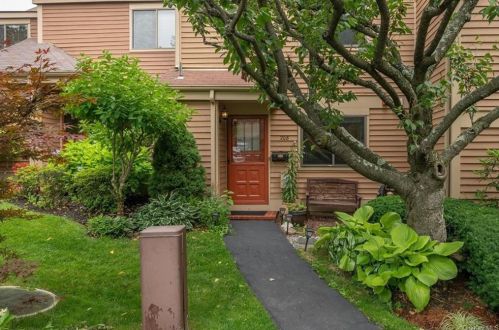208 Ivy Hill Ln, Rye Brook NY  10573-1607 exterior