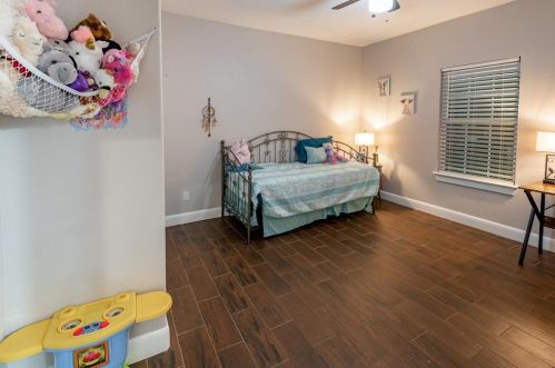 3220 33rd St, Fort Worth, TX 76106-3478