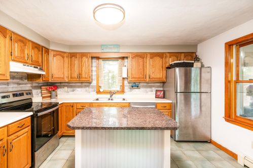 103 Hillside Dr, Henniker, NH 03242-3572