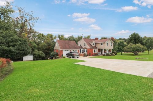 821 Merwin Rd, New Kensington, PA 15068-1619