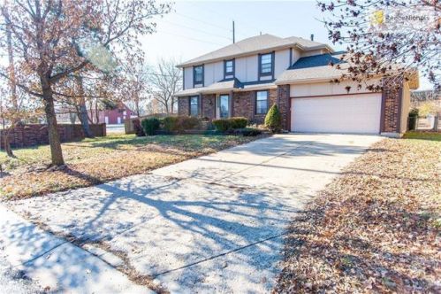 8660 Alden St, Shawnee Mission KS  66215-3170 exterior