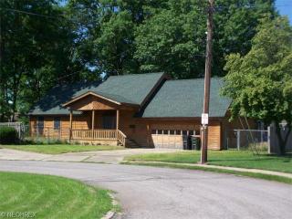 160 Elma Dr, Elyria, OH 44035-3910