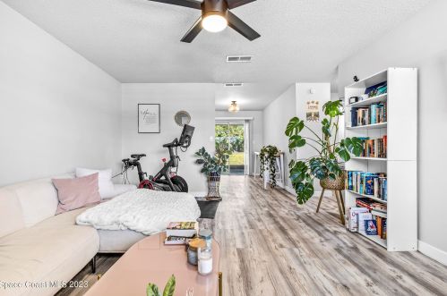 747 Lunar Lake Cir, Cocoa, FL 32926-5366