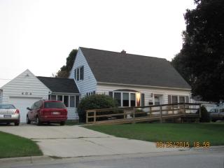 404 Ivanhoe Rd, Waterloo IA  50701-4214 exterior