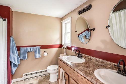 225 Raymond Rd, Deerfield NH  03037-1506 exterior