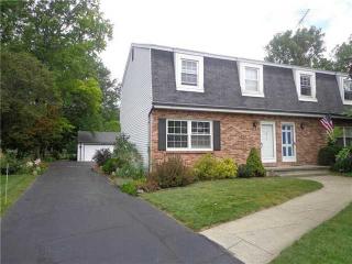6814 Woodlake Dr, Toledo, OH 43617-1141