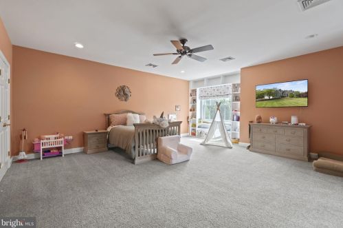 17621 Stonegait Ct, Round Hill VA  20141-2264 exterior