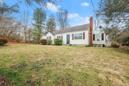 4 Brookdale Ln, Brookfield Center, CT 06804-3000