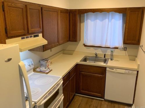 72 Engleside Ter, Sandy Hook CT  06482-1229 exterior