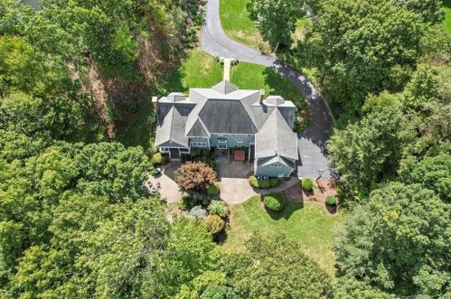 6 Brianna Ln, Bridgeport, CT 06612-1660
