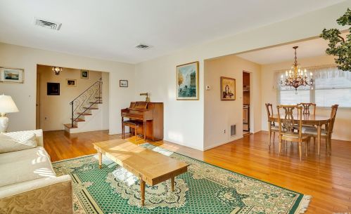 5 Enfield Ln, San Remo NY  11754-4028 exterior