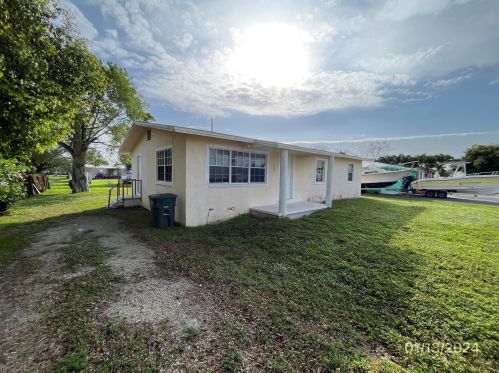 1009 24th St, Belle Glade, FL 33430-2231