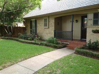 9639 Broken Bow Rd, Dallas TX  75238-2505 exterior