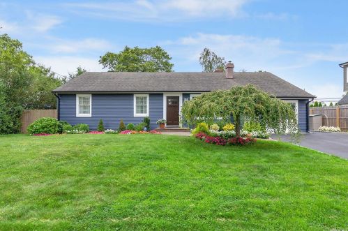 18 Ryan St, West Islip, NY 11795-3429