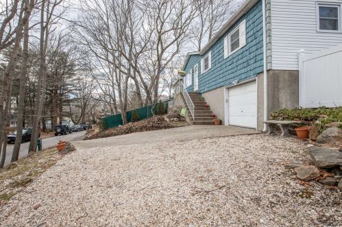 5 Orient Rd, Scotts Beach, NY 11789-2723