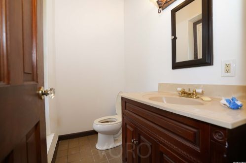 19 Quality St, Oakdale NY  11769-2427 exterior
