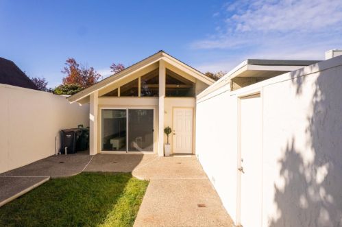 1477 Yukon Dr, Sunnyvale CA  94087-4451 exterior