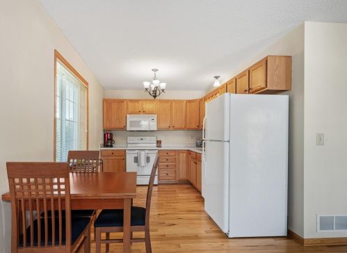 1587 County Road D, Saint Paul, MN 55109-5337