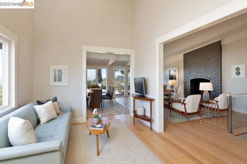 6361 Ascot Dr, Oakland CA 94611-1710 exterior