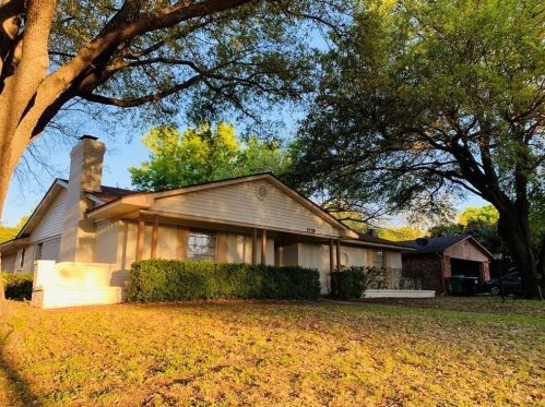 2720 Moncayo Dr, Denton, TX 76209-1010