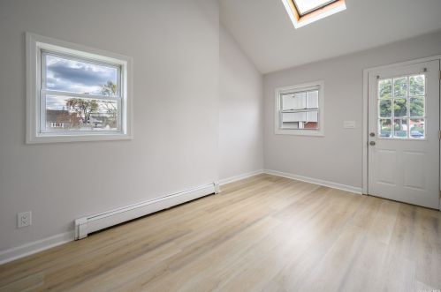 212 5 St, North Lindenhurst NY 11757-4628 exterior