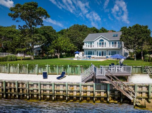 8380 Peconic Bay Blvd, Laurel, NY 11948-1929