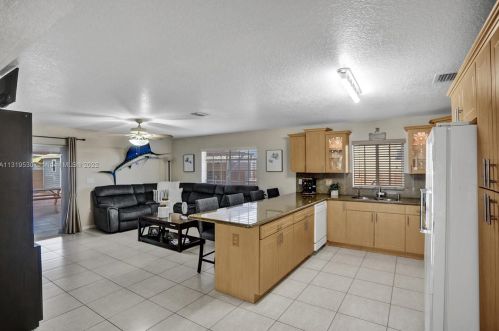 7215 15th Ave, Hialeah FL  33014-3805 exterior