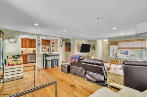 35 Keeney St, Manchester CT 06040-7054 exterior