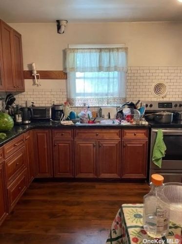 127 Verona Pkwy, North Lindenhurst, NY 11757-6122