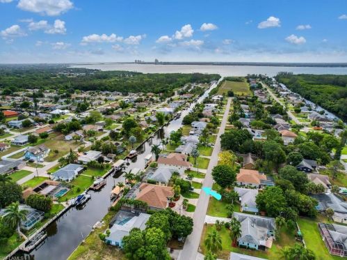 2209 16th St, Cape Coral, FL 33990-3884