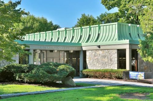 56 Foxwood Dr, Pleasantville NY  10570-1128 exterior